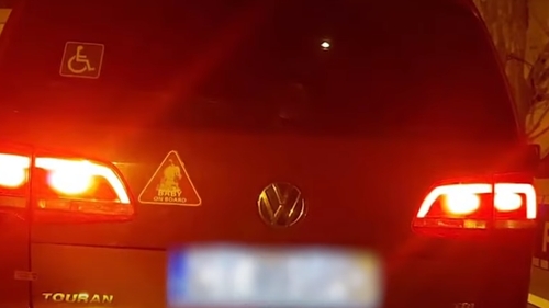 Situație incredibilă în Constanța! Mașina unei femei în scaun cu rotile a fost ridicată de polițiști chiar de pe locul de parcare destinat persoanelor cu dizabilități