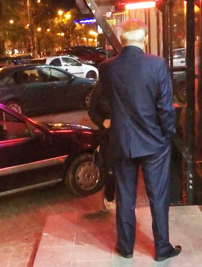 Nelu Ploieşteanu, într-o pauză de ţigară, la uşa cazinoului