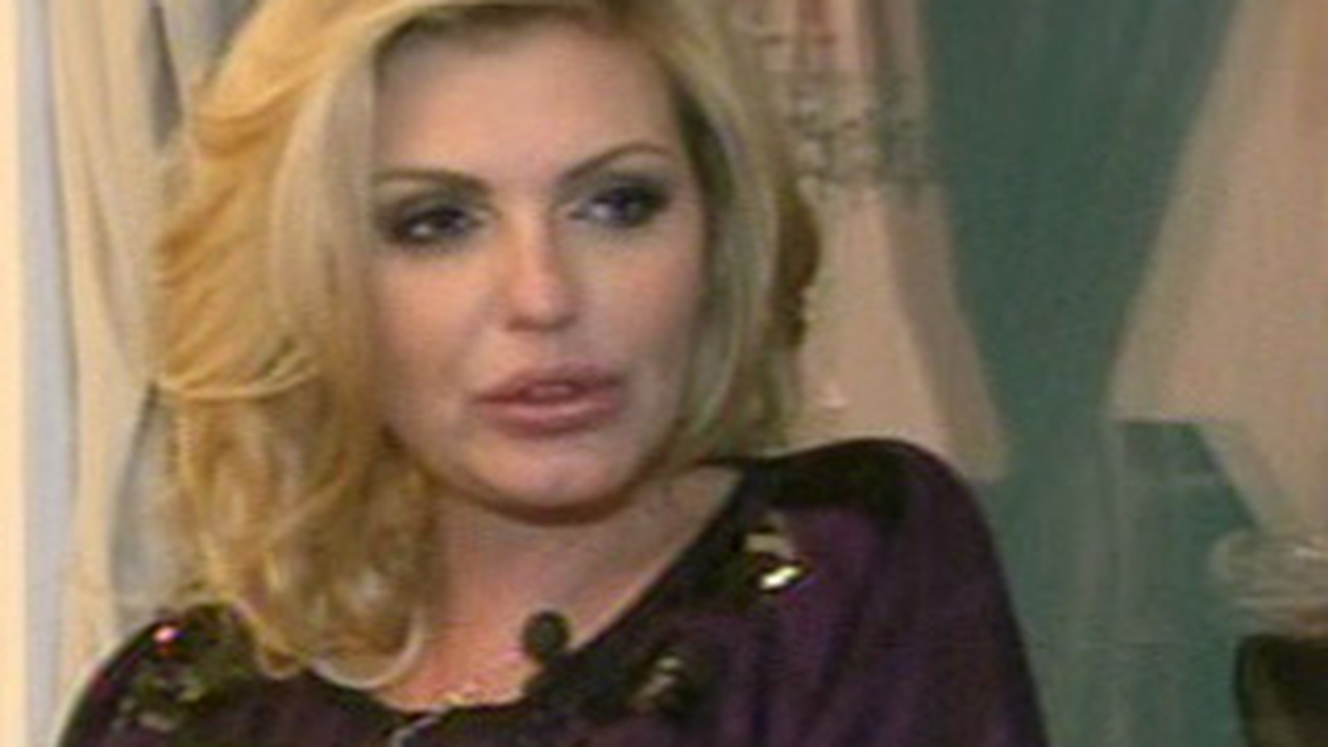 Dana Balcaceanu: "Sotul meu nu m-a batut niciodata cu pumnul, dar arunca in mine cu scrumiere, fotolii si parchet! Mi-a spart capul si m-a ars cu tigara"