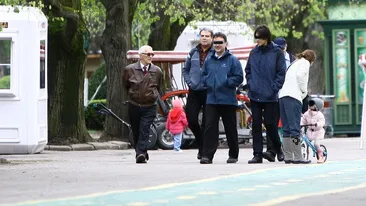 Fostul ministru de Externe, Adrian Cioroianu, a simtit nevoia de o escapada! Paparazzi CACAN.ro l-au surprins in compania a …