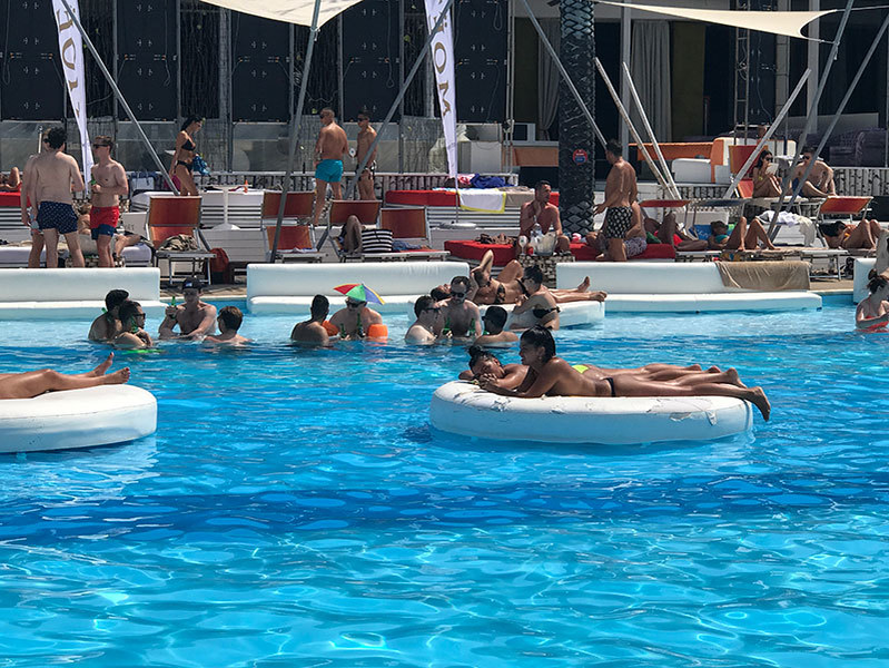 Player Club Bucharest dispune de o piscină de lux