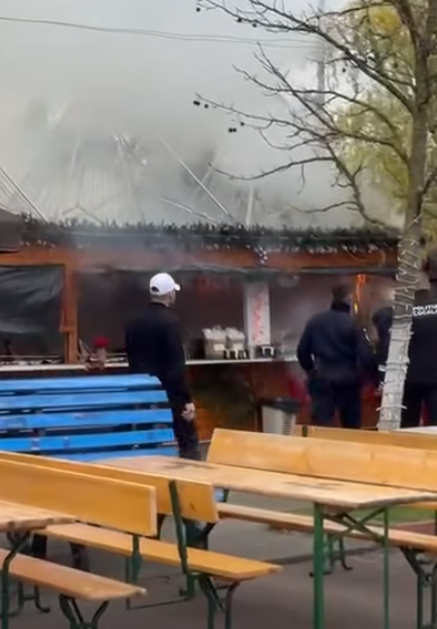 Incendiu la un târg de Crăciun din Capitală! O căsuță din lemn a aras ca o torță