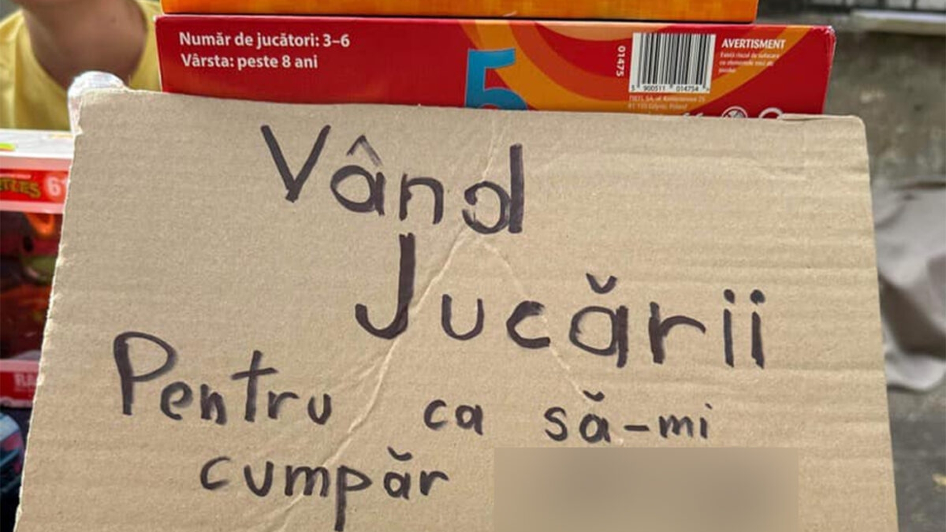 Anunțul viral postat de un bucureștean pe un carton: "Vând jucării pentru ca să-mi cumpăr..."