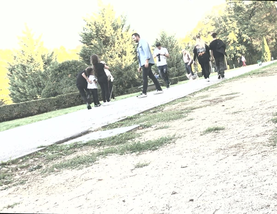 S-a dus moda bonelor filipineze! Ultima fiță a lui Cătălin Măruță: plimbare prin parc cu familia plus fotograf personal