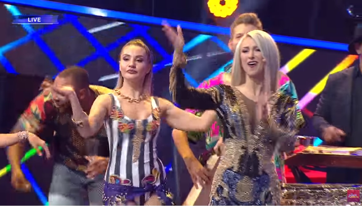 Andreea Bălan s-a “rupt” pe maneaua lui Vali Vijelie, “Dușmanii îmi poartă pică”. Dansul ei face senzație pe Internet
