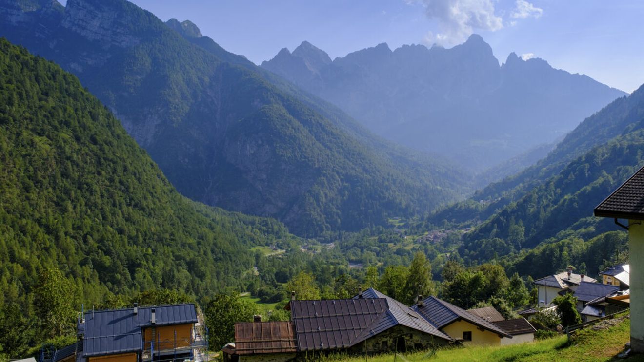 Satul care le oferă oamenilor 100.000 de euro să se mute în el, dar lumea tot nu este interesată. Care este motivul?