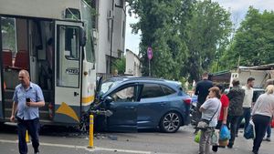 Accident grav în București! Două mașini s-au ciocnit, iar una dintre ele a fost proiectată în tramvai