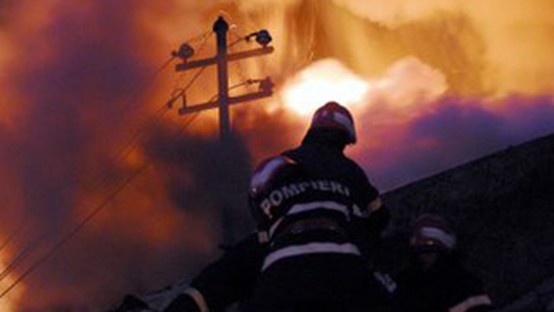 15 persoane, evacuate in urma unui incendiu izbucnit intr-un bloc al Primariei Ploiesti