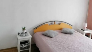 Orașul din România în care un apartament cu 3 camere se vinde cu doar 20.000 de euro. Este mobilat și utilat!