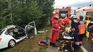 Patru persoane rănite, una în comă, după ce o mașină s-a răsturnat în Prahova