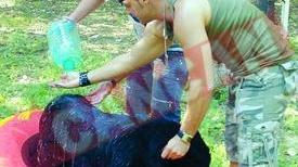 Si-a spalat cateaua in parc!