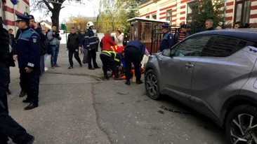 Directoarea unei şcoli din Buzău a intrat cu maşina în şapte oameni! A confundat frâna cu acceleraţia! Autorităţile au activat planul roşu de intervenţie