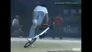 Au dus mersul pe bicicleta la un alt nivel! Uite cum se invart intr-o roata si n-au nevoie de pedale