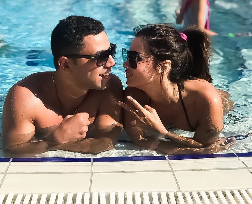 Oana Zavoranu, pozată într-o poziție de infarct în timp ce stă la plajă în costum de baie. Detaliile surprinzătoare de pe posterior