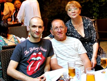 Tatăl, mama și fiul, toți mândri unul de celălalt