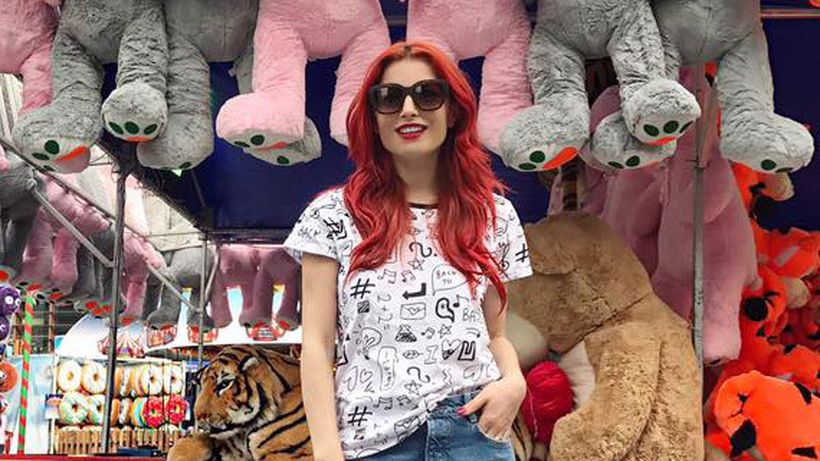 Schimbare radicală de look pentru Elena Gheorghe. Era roşcată, iar acum s-a făcut….