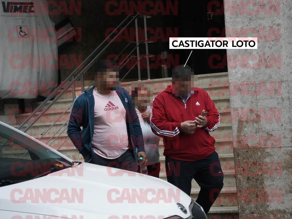 Câștigătorul de la loto iese din sediul Loteriei Române (Foto: CANCAN.RO)