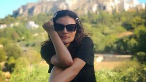 Divorțul a schimbat-o enorm! Cum a ieșit Ioana Ginghină îmbrăcată astăzi, la cumpărături. Fustița scurtă de o palmă i-a lăsat mască pe toți