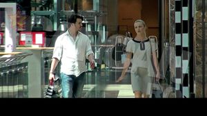 Vara ne-a aratat ce nu a vazut decat sotia lui pana acum! Mihai Petre, in lenjerie intima intr-un centru comercial din Capitala