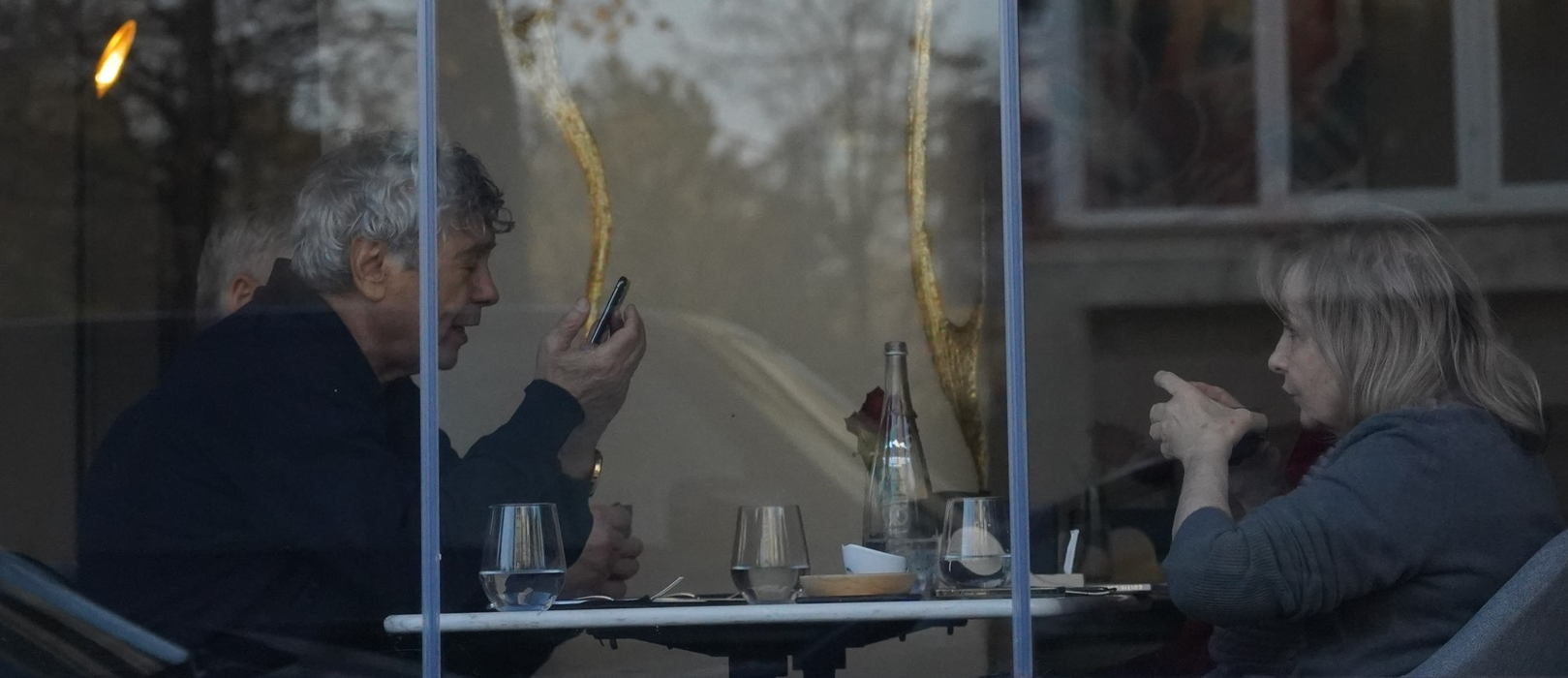 Mircea Lucescu, alături de Neli, la restaurant (SURSA FOTO: CANCAN.RO)