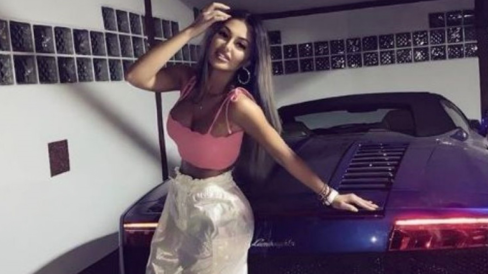 Fabulos! Cât plătește anual nora lui Liviu Dragnea pentru întreținerea noului bolid! Gina e foarte mândră de Lamborghini-ul ei