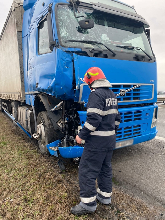 Accident grav pe A1. Un tir și o autoutilitară s-au ciocnit. Șoferii și pasagerii au scăpat ca prin minune