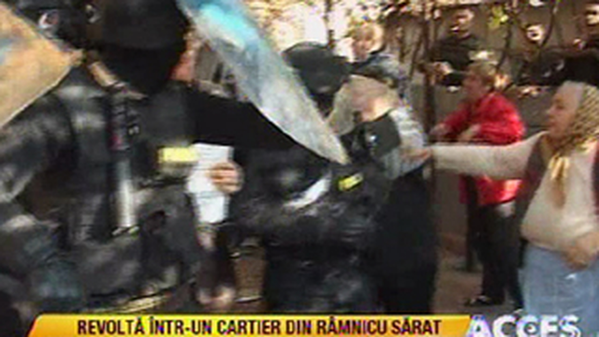 VIDEO RAZBOI IN RAMNICU SARAT! Un camatar a fost la un pas sa fie linsat de oamenii nervosi! Fortele de interventie au fost atacate cu pietre!