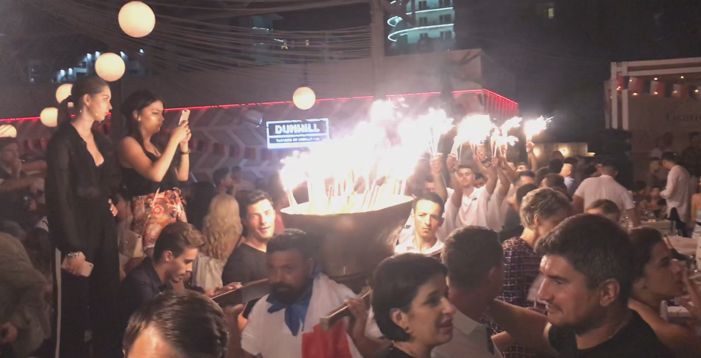 Șampaniile comandate sunt însoțite de artificii