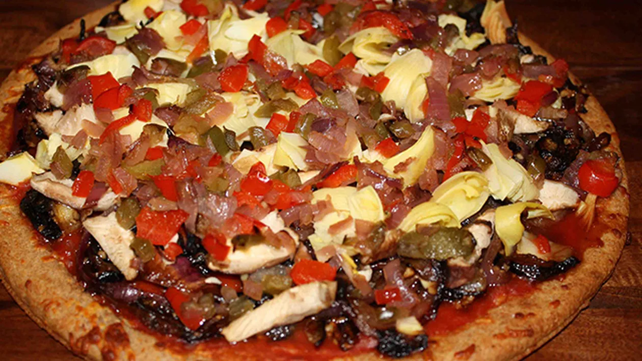 VIDEO Comanzi pizza? Cu siguranta te-ai intrebat ce face baiatul care iti livreaza comanda pana la tine acasa! Gestul de neiertat