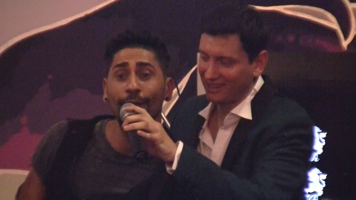 Connect-R a "arestat" microfonul altui cantaret si nu s-a lasat pana cand nu a cantat LIVE propria piesa!