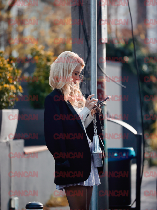 Andreea Bălan se uită pe telefon