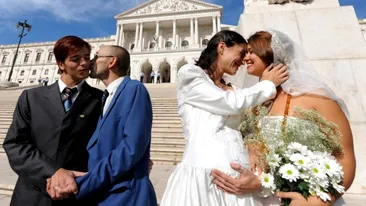 România ar putea fi obligată să accepte căsătoriile homosexuale. Doi bărbați au dat în judecată CEDO
