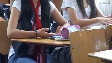 Caz şocant la un liceu din Neamţ! Doi elevi de 16 ani au întreţinut relaţii intime cât lipsea profesorul din clasă