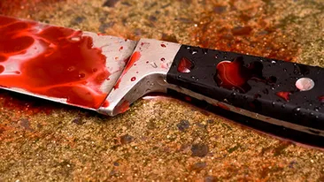 Caz cumplit in Bacău! O femeie si-a injunghiat fetita si a incercat să se sinucidă. Motivul este halucinant