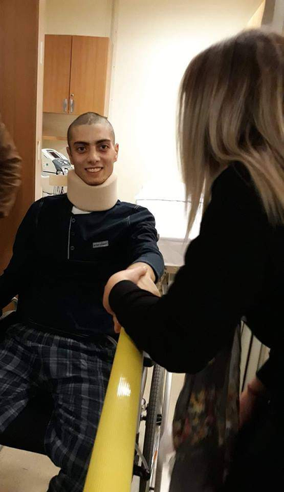 Doctorii l-au trimis să moară acasă. Bogdan Marghiol s-a ridicat din pat şi merge | VIDEO