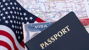 Au crescut taxele pentru viza americană! Câte sute de dolari vor scoate turiștii din buzunar din cauza lui Donald Trump