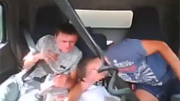 Crunt accident filmat din interiorul masinii! Uite ce poti pati daca nu porti centura de siguranta!