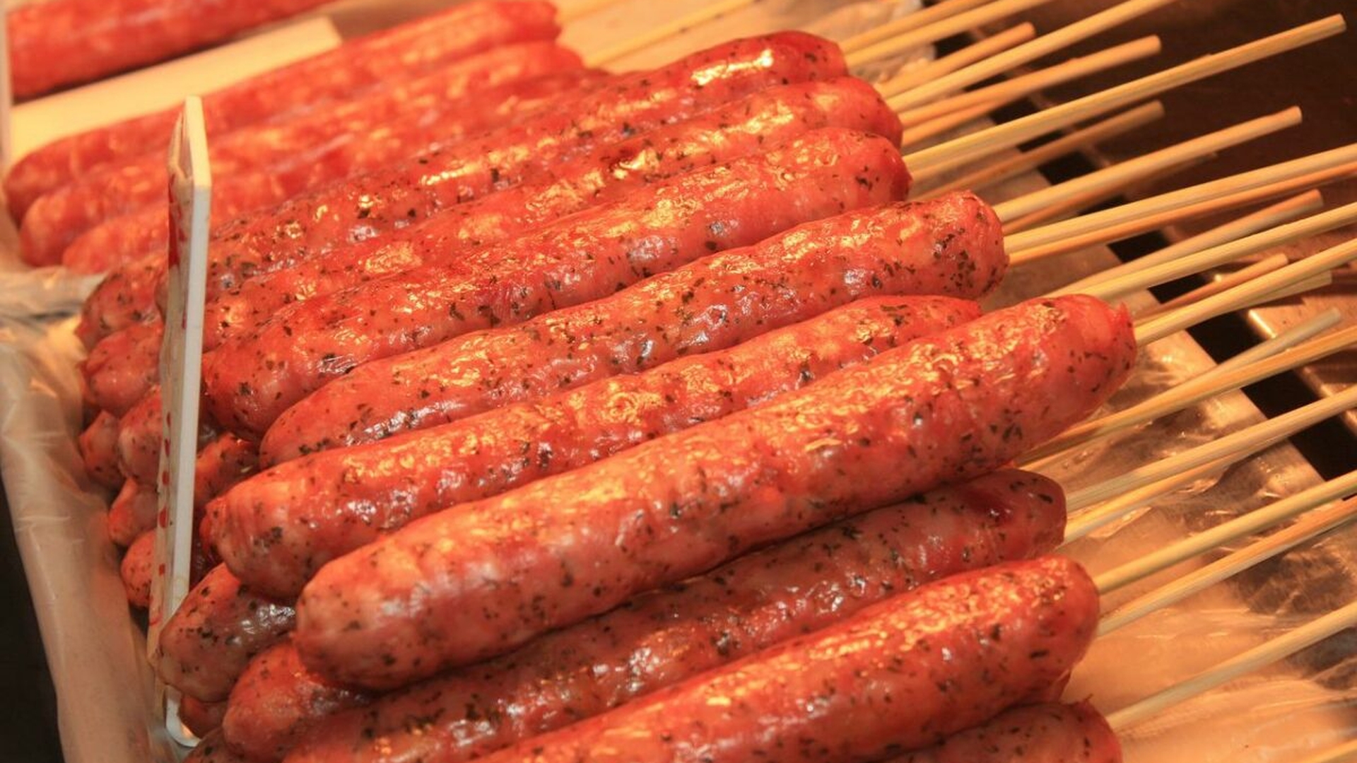 Avertisment pentru 1 Mai. Mare grijă la mici, cârnați și muștar