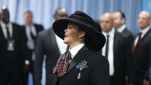 Rihanna este din nou însărcinată! Artista a făcut anunțul la Met Gala 2025