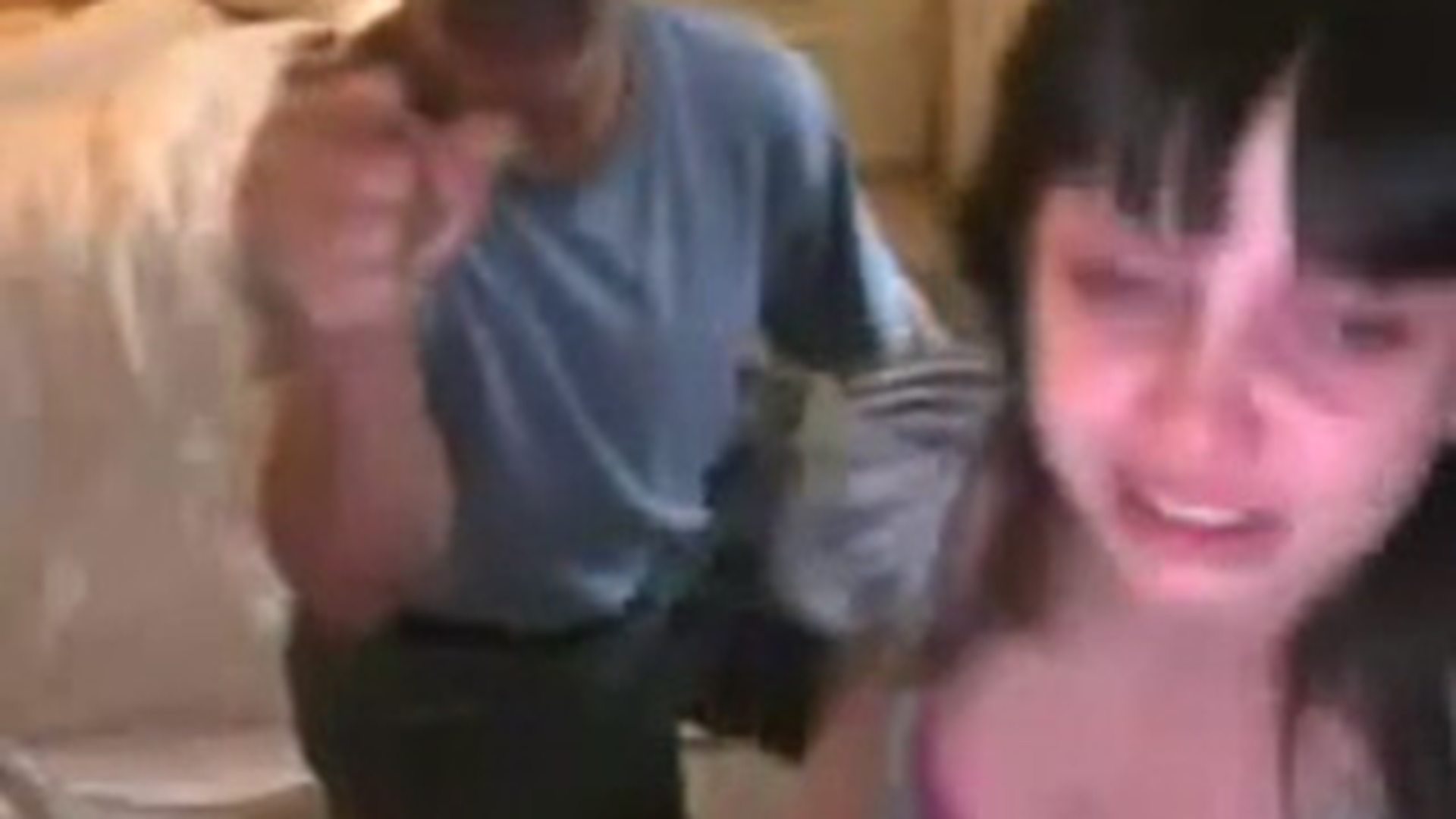 VIDEO Ai grija ce fete pacalesti pe chat pentru ca vei avea de-a face cu tatii lor!