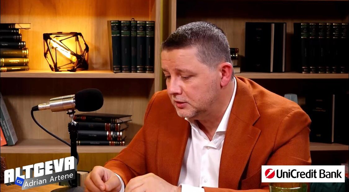 Regele Carol al II-lea a avut mărturia de botez din argint masiv / (Sursa: Captură video)