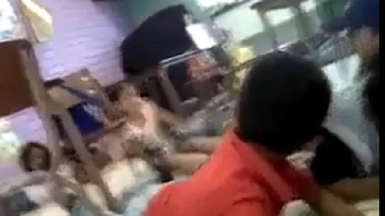 VIDEO Premiata pentru calmul cu care a stapanit copiii in timpul unui atac armat