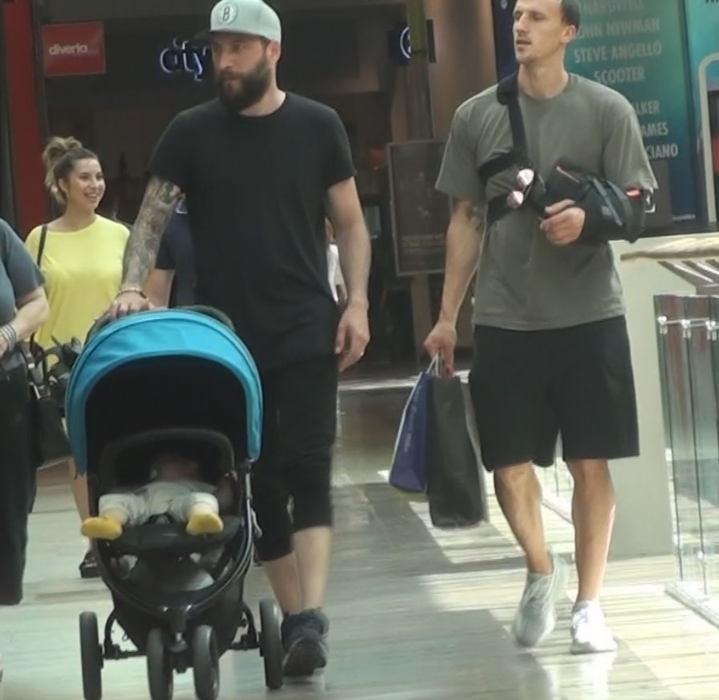 Operat la umăr, Vlad Chiricheș s-a relaxat în mall, în compania unui prieten