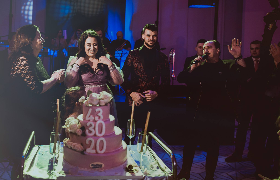 Oana Roman, în brațele unui bărbat celebru! A fost fotografiată în timp ce o pupa