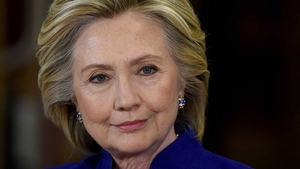 HILLARY CLINTON a căzut din picioare! A fost luată pe sus în stare de inconştienţă