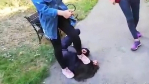 O adolescentă de 13 ani a fost bătută de două fete, iar a treia a filmat totul: ”M-am jurat că...” | VIDEO