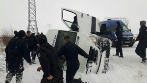 VIDEO. Urgie pe șosele: microbuze răsturnate, tiruri care au derapat, zeci de mașini blocate. Situația traficului la ora 13.00