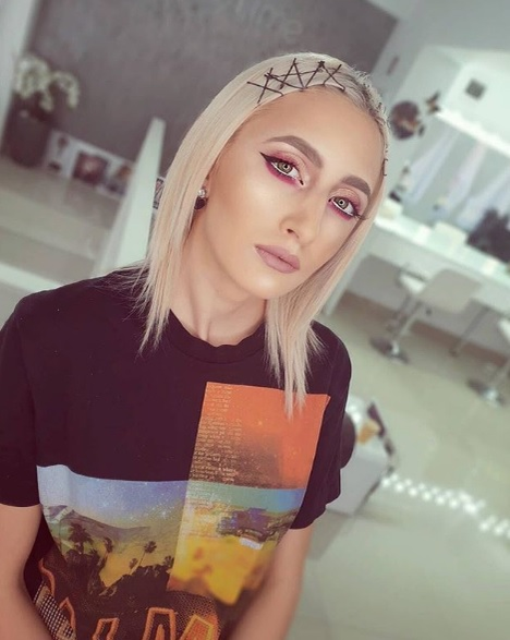 Cumnata antrenorului de la ”U21” 
a renunțat la doliu și își vede de viață