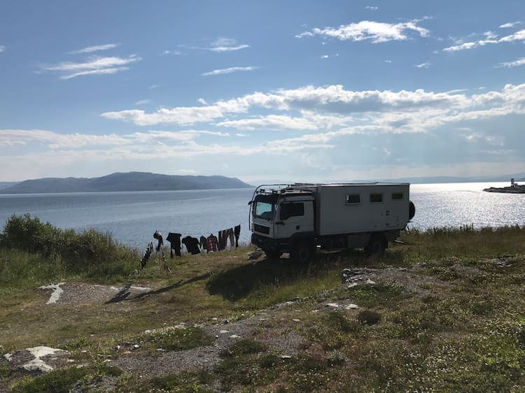 Povestea soților din Elveția care călătoresc în jurul lumii într-un camion de 200.000 de euro: „Vrem să descoperim cât mai multe”
