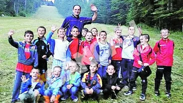 Fotbalul, medicamentul minune. Copiii i-au readus zambetul pe fata lui Dobos